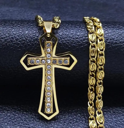 Collar de Cruz Dorada con Incrustaciones Brillantes – Acero Inoxidable 316L