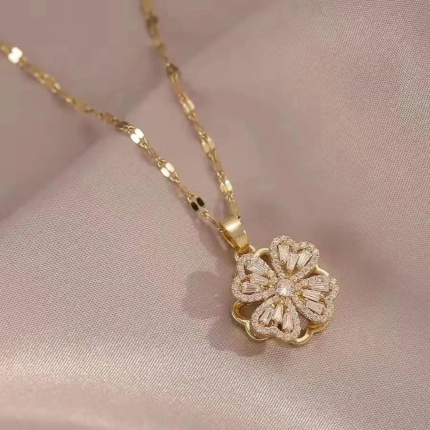 Collar Trébol Giratorio – Brilla con Suerte y Elegancia