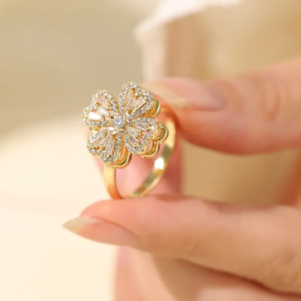 Anillo Trébol Giratorio – Elegancia con un Toque de Suerte
